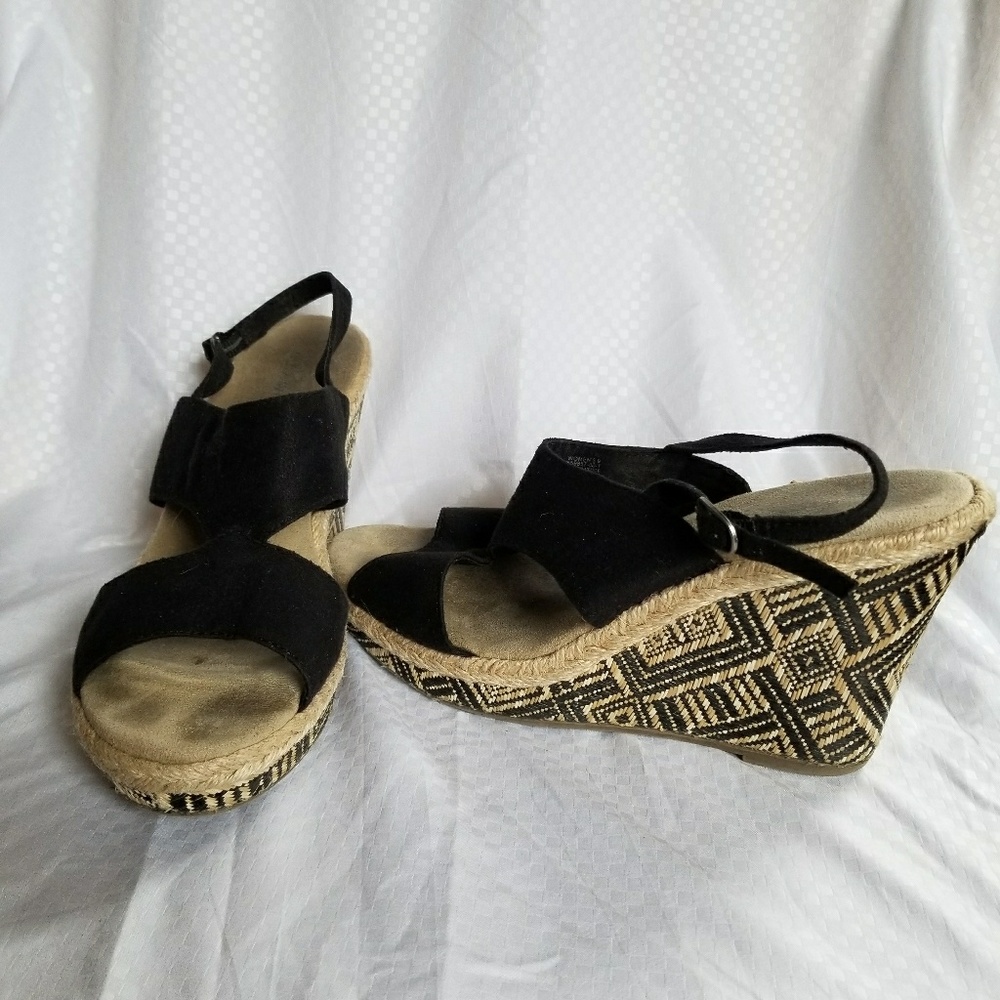 Geometric design wedge sandals
